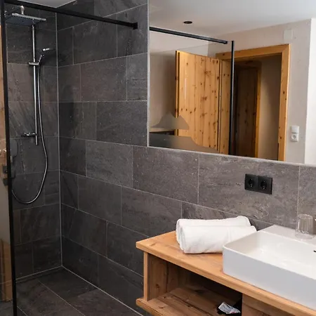 Edelweiss - Private Wellness With Whirlpool & Sauna 펜션 라디스